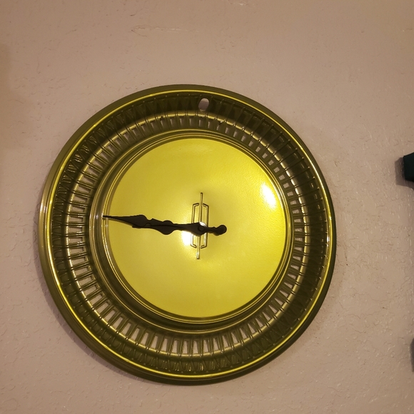 Vintage Oldsmobile Hubcap clock - Picture 2 of 4